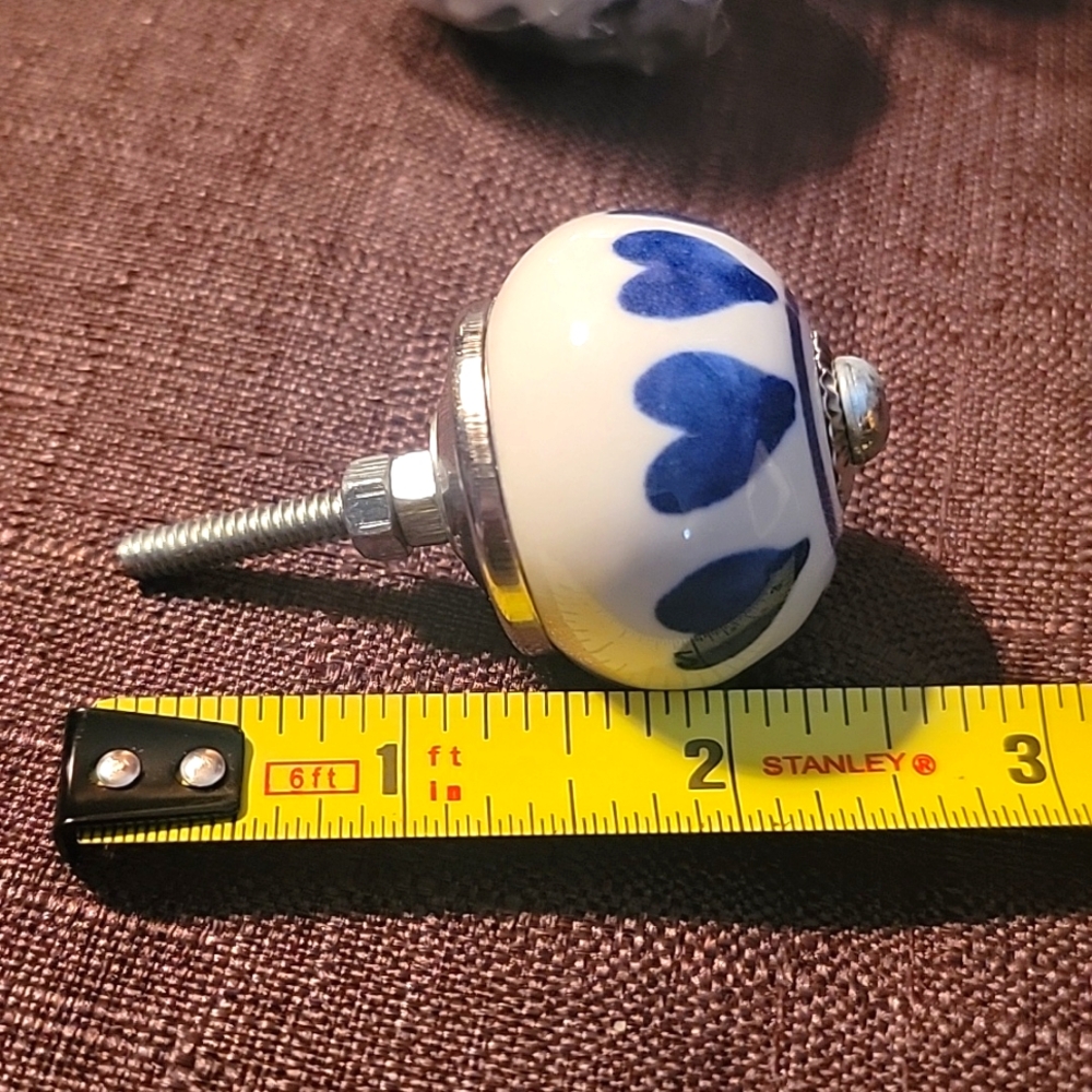 (4) Ceramic cabinet knobs or drawer pulls - Picture 3 of 4
